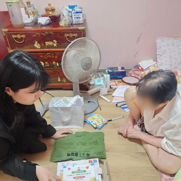 ▲ 서울시농수산식품공사 기술봉사단이 서울특별시동부노인보호전문기관을 방문해 냉온찜질팩 500세트를 기부했다. 사진=서울시농수산식품공사