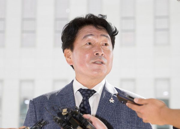 ▲ ‘라임 사태’ 핵심 인물인 김봉현 전 스타모빌리티 회장에게 불법 자금을 받은 혐의로 기소된 기동민 전 더불어민주당 의원이 26일 서울 양천구 남부지방법원에서 열린 1심 선고 공판에 출석하고 있다. 사진=뉴시스