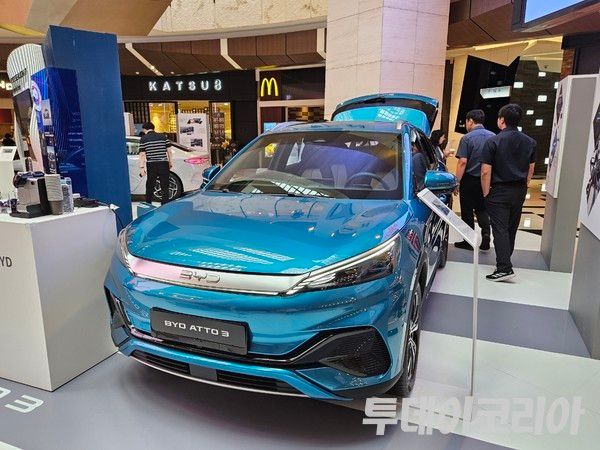▲ BYD 차량 모델 Atto 3가 여의도 IFC몰 테크 라운지 팝업 이벤트 행사장에 전시되어 있다. 사진=투데이코리아
