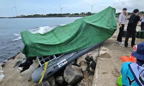 ▲ 8일 제주시 한경면 용수리 소재 해안가에서 미확인 고무보트가 발견돼 해경과 경찰, 군 당국이 합동 조사를 벌이고 있다. 사진=뉴시스