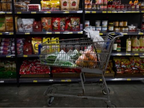 ▲ 미 캘리포니아주 롤랜드하이츠의 한 아시아 식품점에 식료품들을 가득 실은 쇼핑 카트가 서 있다. 사진=뉴시스