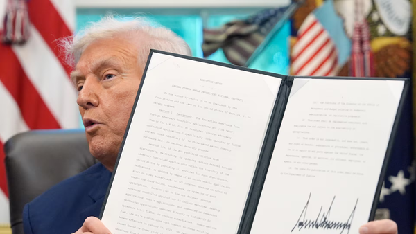 ▲ 도널드 트럼프 미국 대통령이 25일(현지시간) 미국 워싱턴 백악관 집무실에서 틱톡에 관한 서명된 행정명령을 들고 있다. 사진=뉴시스