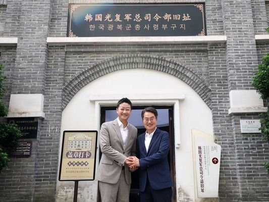 ▲ 김동연 경기도지사와 김진경 경기도의회 의장이 광복 80주년을 맞아 대한민국 임시정부청사를 방문해 선열들의 숭고한 헌신을 기렸다. 사진=경기도의회