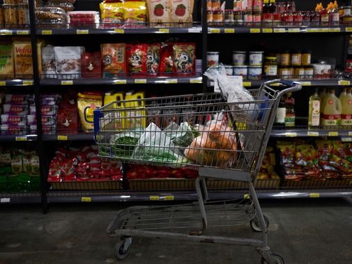 ▲ 미 캘리포니아주 롤랜드하이츠의 한 아시아 식품점에 식료품들을 가득 실은 쇼핑 카트가 서 있다. 사진=뉴시스