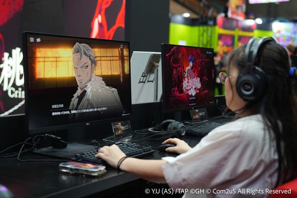 ▲ TGS에서 관람객이 ‘도원암귀 Crimson Inferno(크림슨 인페르노)’를 체험하고 있다. 사진=컴투스