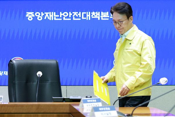 ▲ 김민석 국무총리가 27일 오전 서울 종로구 정부서울청사에서 열린 국가정보자원관리원 화재 관련 대책회의에 참석하고 있다. 사진=뉴시스