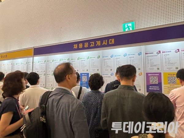 ▲ 서울 중구 동대문디자인플라자(동대문DDP)에서 열린 ‘2025 서울시 중장년 일자리 박람회’에서 관람객들이 부스 게시대를 살펴보고 있다. 사진=투데이코리아