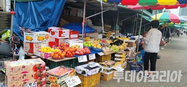 ▲ 한 시민이 가락시장에서 과일을 둘러보고 있다. 사진=투데이코리아