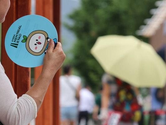 ▲ 서울 종로구 광화문광장에서 한 시민이 부채질을 하고 있다. 사진=뉴시스