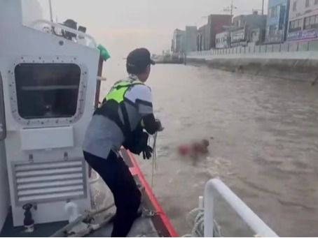 ▲ 전북 군산시 해망동 동백대교 인근 해상에서 지난 26일 오전 6시 50분쯤 10대 남녀가 물에 빠졌다. 해경이 즉시 구조 작업에 나섰고, 여성은 구조됐으나 남성은 실종됐다가 끝내 숨진 채 발견됐다. 사진=군산해경