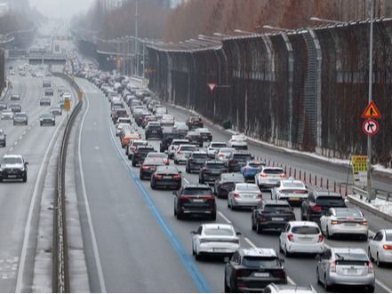 ▲ 설 연휴 넷째 날인 28일 오전 서울 서초구 잠원IC 인근 경부고속도로 하행선이 귀성 차량 행렬로 정체되고 있다. 사진=뉴시스