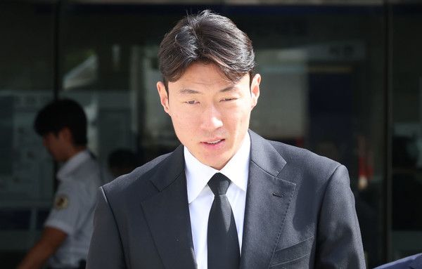 ▲ 축구선수 황의조가 4일 오후 서울 서초구 서울중앙지방법원에서 열린 불법촬영 등 혐의 항소심 선고를 마치고 법원을 나서고 있다. 사진=뉴시스