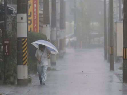 ▲ 15일 일본 서부 와카야마현 다나베시에서 우산을 쓴 시민이 내리는 폭우 속을 지나고 있다. 제7호 태풍 '란'은 이날 오전 와카야마현 해안에 도달한 후, 오사카와 교토의 주요 지역을 지나 북쪽으로 향할 것으로 예상된다. 사진=뉴시스
