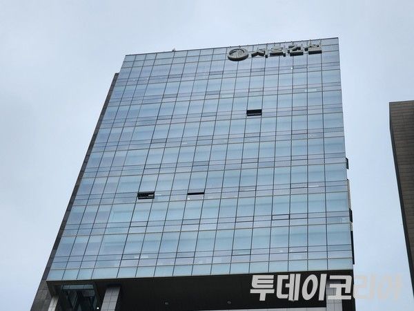 ▲ ▲ 서울 서초구에 위치한 서희건설 사옥 전경. 사진=투데이코리아