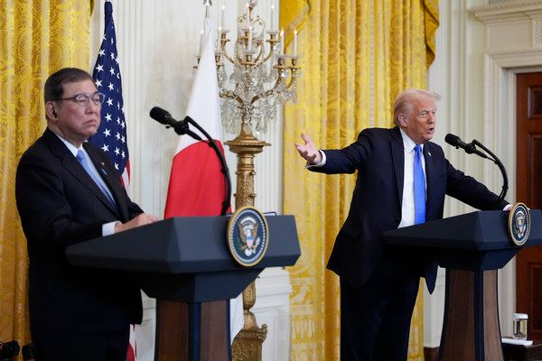 ▲ 이시바 시게루(왼쪽) 일본 총리와 도널드 트럼프 미국 대통령이 지난 2월 7일(현지 시간) 백악관에서 회담 후 공동 기자회견하고 있다. 사진=뉴시스