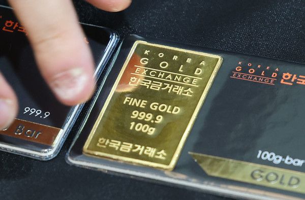 ▲ 서울 종로구 한국금거래소 종로본점에 골드바가 놓여 있다. 사진=뉴시스