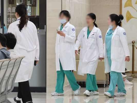 ▲ 서울 시내 대학병원에서 의료진들이 이동하고 있다. 사진=뉴시스