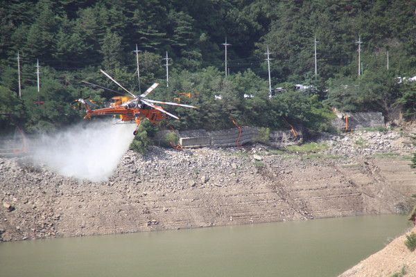 ▲ 5일 강릉 오봉저수지 저수율이 13%선까지 떨어지자 소방헬기, 군헬기 10대를 동원해 오봉저수지에 물을 공수하고 있다. 사진=뉴시스