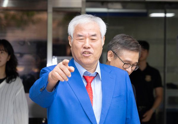 ▲ 광화문 집회에서 불법으로 모금한 혐의를 받는 전광훈 사랑제일교회 목사가 8일 서울 서초구 서울중앙지방법원에서 열린 기부금품법 위반 혐의 1심 선고공판을 마치고 밖으로 나오고 있다. 사진=뉴시스