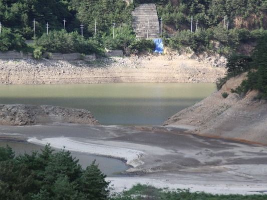 ▲ 21일 20만 강릉시민의 생활용수를 공급하고 있는 오봉저수지 저수률이 20%가 채 안되고 있는 가운데 바닥을 드러내고 있다. 사진=뉴시스