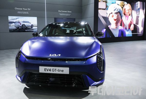 ▲ 4일 서울 코엑스에서 열린 ‘EV 트렌드 코리아 2025’에 마련된 기아 전시관에 ‘EV4’가 전시되고 있다. 사진=투데이코리아