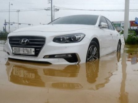 ▲ 폭우로 차량이 침수됐다. 사진제공=뉴시스