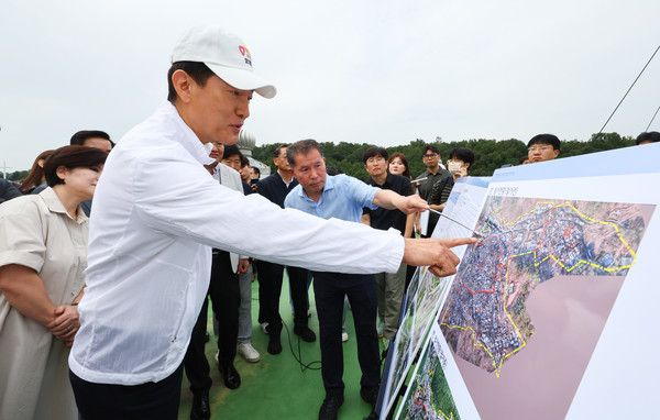 ▲ 오세훈 서울시장이 9일 오전 서울 노원구 백사마을 재개발사업 현장을 방문해 관계자에게 설명을 듣고 있다. 사진=뉴시스