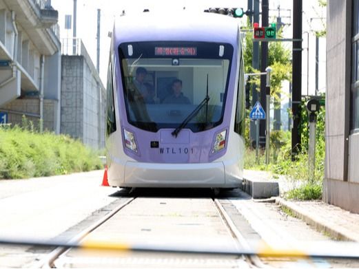 ▲ 위례선(트램) 초도 편성 완성차시험 및 예비주행시험이 5일 충북 청주 한국철도기술연구원 오송시험선 구간에서 진행되고 있다. 위례선은 전기를 공급하는 전차선이 없는 무가선 노면전차로 마천역(5호선)에서 출발해 복정역(8호선·수인분당선)과 남위례역(8호선)을 연결한다. 사진=뉴시스