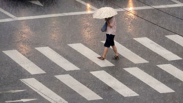 ▲ 서울 중구 을지로1가 사거리에서 한 시민이 우산을 쓰고 발걸음을 재촉하고 있다. 사진=뉴시스