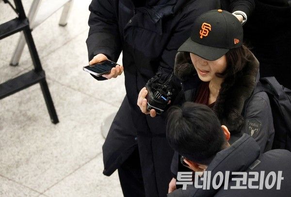 ▲ 2022년 지방선거를 앞두고 강선우 당시 더불어민주당 의원에게 '공천헌금' 1억원을 건넨 의혹을 받는 김경 서울시의원이 11일 오후 인천국제공항 제1여객터미널을 통해 귀국하고 있다. 사진=진민석 기자