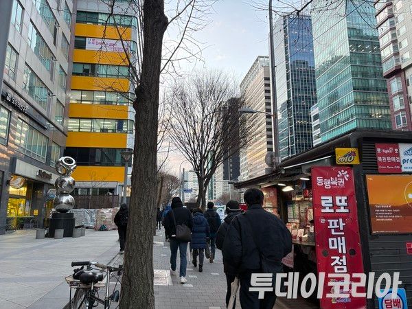 ▲ 서울 시내에서 시민들이 발걸음을 옮기고 있다. 사진=투데이코리아
