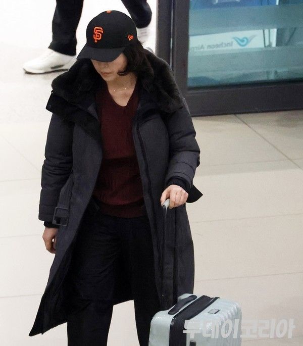 ▲ ▲ 2022년 지방선거를 앞두고 강선우 당시 더불어민주당 의원에게 '공천헌금' 1억원을 건넨 의혹을 받는 김경 서울시의원이 11일 오후 인천국제공항 제1여객터미널을 통해 귀국하고 있다. 사진=진민석 기자