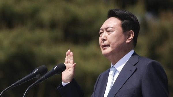 ▲ 12·3 비상계엄 관련&nbsp;내란·외란 의혹을 수사하는 조은석 특별검사팀이&nbsp;내란 우두머리 혐의로 기소된 윤석열 전 대통령에게 사형을 구형했다. 사진은 윤석열 전 대통령이 제20대 대통령 취임식 당시 취임 선서를 하고 있는 모습. 사진=뉴시스