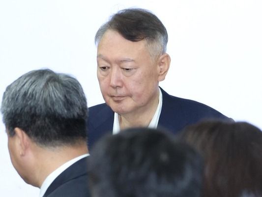 ▲ 윤석열 전 대통령이 지난해 9월 26일 서울 서초구 서울중앙지법에서 열린 특수공무집행방해 혐의 재판에 출석하고 있다. 사진=뉴시스