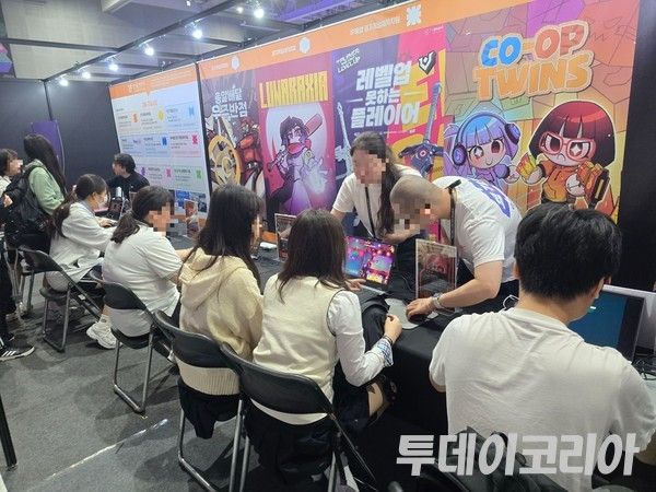 ▲ 경기도 수원시 수원컨벤션센터에서 열린 ‘2025 경기콘텐츠페스티벌’ 내 경기글로벌게임센터의 부스에서 학생들이 게임을 체험하고 있다. 사진=김준혁 기자