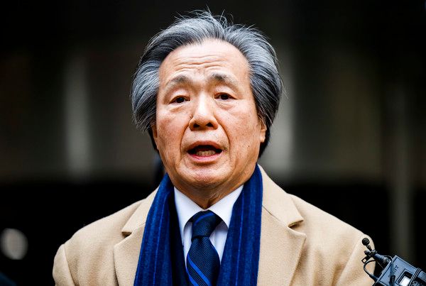 ▲ 정기석 국민건강보험공단 이사장이 15일 서울 서초구 서울고등법원에서 열린 국민건강보험공단의 KT&G, 한국필립모리스, BAT코리아를 상대로 낸 손해배상청구 소송 항소심 선고기일을 마친 뒤 나와 입장을 밝히고 있다. 사진=뉴시스