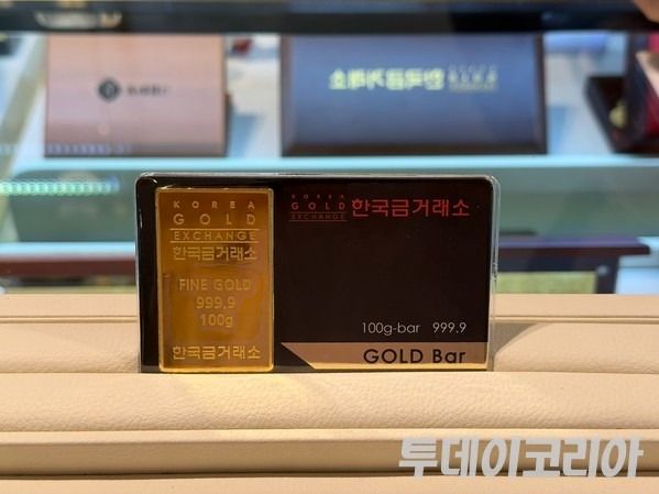 ▲ 서울 시내 한 한국금거래소에 골드바가 전시되어 있다. 사진=서승리 기자