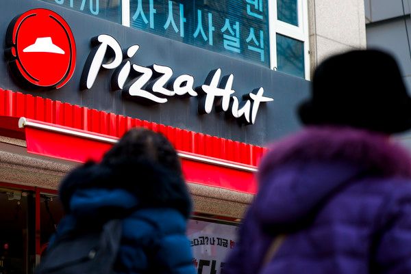 ▲ 서울시내 피자헛 매장 앞에서 시민들이 이동하고 있다. 사진=뉴시스