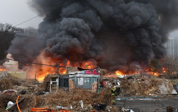 ▲ 16일 화재가 발생한 서울 개포동 구룡마을에 불길이 보이고 있다. 사진=뉴시스