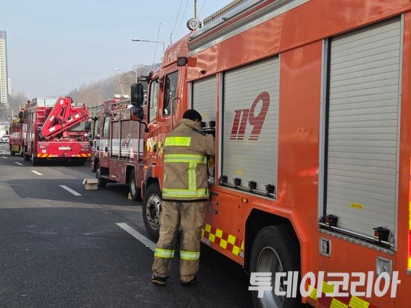 ▲&nbsp;서울 강남구 개포동 구룡마을에서 발생한 화재 진압을 위해 소방차와 산림청 차량이 도로에 서있다. 사진=투데이코리아