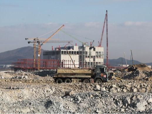 ▲ 9일 경기도 용인시 처인구 원삼면 용인반도체클러스터 일반산업단지 공사현장에서 분주하게 공사가 진행되고 있다. 사진=뉴시스