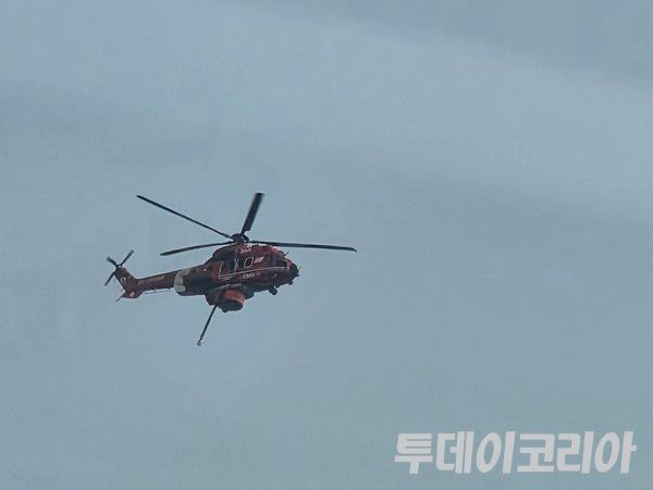 ▲&nbsp;서울 강남구 개포동 구룡마을에서 발생한 화재 진압을 위해 투입된 헬기. 사진=투데이코리아