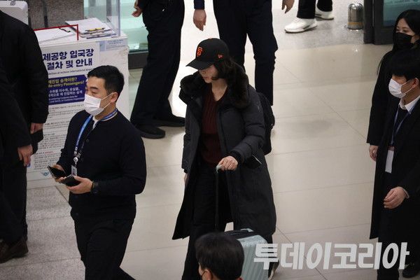 ▲ 2022년 지방선거를 앞두고 강선우 당시 더불어민주당 의원에게 ‘공천헌금’ 1억원을 건넨 의혹을 받는 김경 서울시의원이 지난 11일 인천국제공항 제1여객터미널을 통해 귀국하고 있다. 사진=투데이코리아