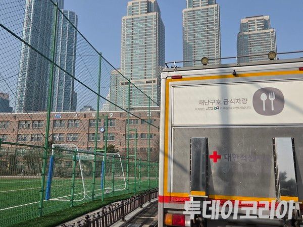 ▲&nbsp;서울 강남구 개포동 구룡마을에서 발생한 화재로 인해 이재민들이 임시대피한 구룡중학교에 재난구호 급식차량이 주차되어 있다. 사진=투데이코리아