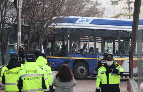 ▲ 16일 오후 서울 서대문구 서대문역사거리에서 버스가 인도로 돌진, 건물에 충돌해 있다. 사진=뉴시스