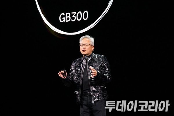 ▲ 5일(현지시간) 젠슨 황 엔비디아 최고경영자(CEO)가 미국 라스베이거스 퐁텐블로 호텔에서 CES 2026 기조연설을 하고 있다. 사진=진민석 기자