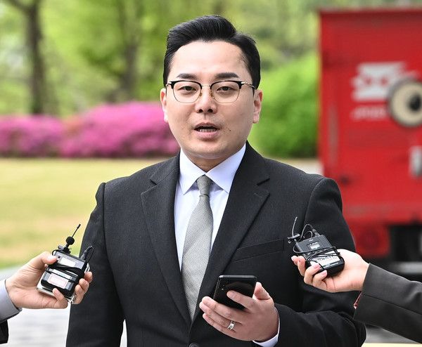 ▲ ‘경기도 법카 유용 의혹’ 제보자 조명현씨가 22일 경기도 수원시 영통구 수원지방법원에서 열린 공직선거법 위반 혐의로 기소된 이재명 더불어민주당 대표의 배우자 김혜경씨의 공판에 증인으로 출석하며 취재진의 질문에 답하고 있다. 2024.04.22. 사진=뉴시스