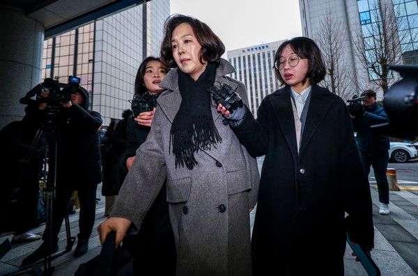 ▲ 공천 헌금 의혹을 받는 김경 서울시의원이 18일 서울 마포구 공공범죄수사대에서 경찰 조사를 받기위해 출석하고 있다. 사진=뉴시스