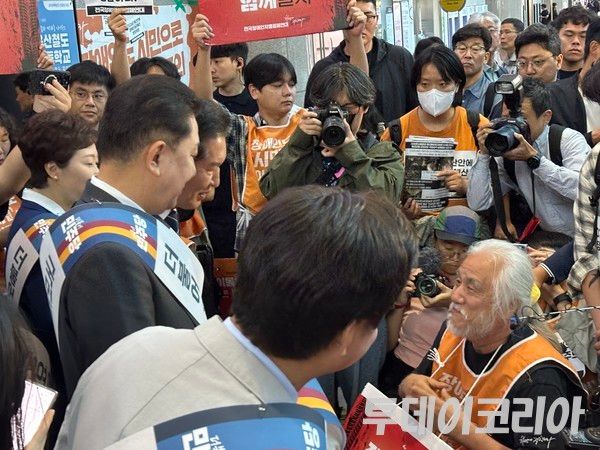 ▲ 지난해 10월 용산역을 찾은 더불어민주당 지도부가 3층 대합실 입구에서 박경석 전국장애인차별철폐연대(전장연) 상임공동대표와 대화를 나누고 있다. 사진=투데이코리아