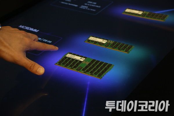 ▲ ‘SEDEX 2024’ SK하이닉스 부스에 전시된 DDR5 반도체. 사진=투데이코리아